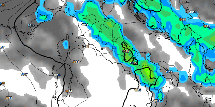 La situazione prevista da GFS per le ore 20:30 di Martedì 28. Rovesci moderati su tutto il territorio marsicano.