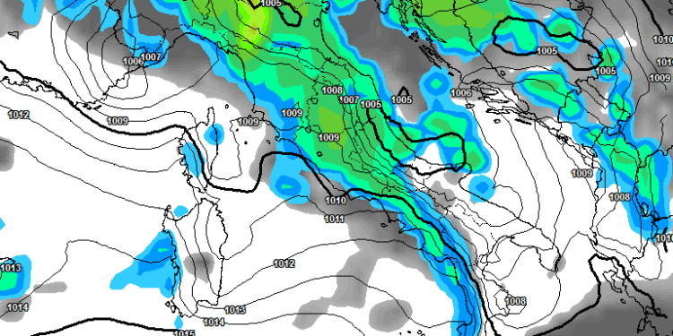 La situazione prevista da GFS per le ore 14:00 di Martedì 21. Cielo nuvoloso e possibilità di rovesci per l'intera giornata