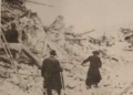 Fedele De Bernardinis con Don Orione (oggi San Luigi Orione) sulle macerie del terremoto