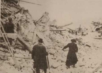 Fedele De Bernardinis con Don Orione (oggi San Luigi Orione) sulle macerie del terremoto