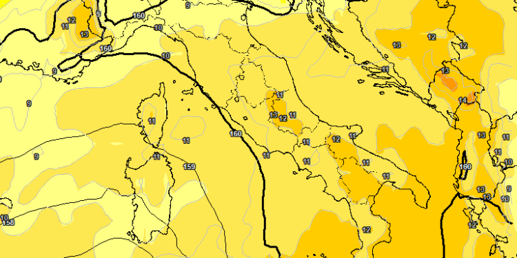 La situazione ad 850 hpa secondo il modello GFS previsto per le ore 14:00 di Martedì 22. Sulla Marsica, clima mite per il periodo in essere con venti da sud e qualche rovescio pomeridiano