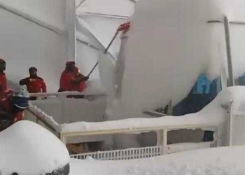 Il gruppo di tecnici del Soccorso Alpino e di lavoratori bloccato a Campo Imperatore da ieri e che era impegnato nelle ricerche dei due alpinisti romagnoli dispersi, è riuscito scendere a valle. Le condizioni in quota sul Gran Sasso risultano sempre proibitive ma, un breve momento di vento debole, ha consentito il funzionamento della funivia. Le ricerche dei due dispersi riprenderanno non appena le condizioni meteo in quota lo consentiranno.
ANSA/Soccorso Alpino ANSA PROVIDES ACCESS TO THIS HANDOUT PHOTO TO BE USED SOLELY TO ILLUSTRATE NEWS REPORTING OR COMMENTARY ON THE FACTS OR EVENTS DEPICTED IN THIS IMAGE; NO ARCHIVING; NO LICENSING +++ NPK