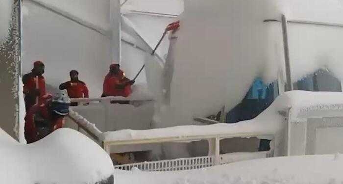 Il gruppo di tecnici del Soccorso Alpino e di lavoratori bloccato a Campo Imperatore da ieri e che era impegnato nelle ricerche dei due alpinisti romagnoli dispersi, è riuscito scendere a valle. Le condizioni in quota sul Gran Sasso risultano sempre proibitive ma, un breve momento di vento debole, ha consentito il funzionamento della funivia. Le ricerche dei due dispersi riprenderanno non appena le condizioni meteo in quota lo consentiranno.
ANSA/Soccorso Alpino ANSA PROVIDES ACCESS TO THIS HANDOUT PHOTO TO BE USED SOLELY TO ILLUSTRATE NEWS REPORTING OR COMMENTARY ON THE FACTS OR EVENTS DEPICTED IN THIS IMAGE; NO ARCHIVING; NO LICENSING +++ NPK