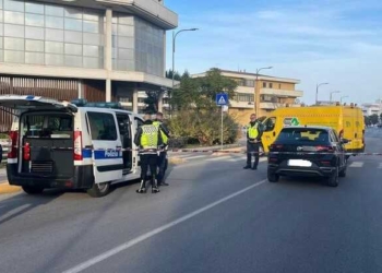 Una studentessa delle scuole superiori è finita in condizioni gravissime all'ospedale di Pescara per le lesioni riportate dopo essere stata investita da un'automobile, 3 dicembre 2024. L'incidente è avvenuto a Pescara, in via Falcone e Borsellino.
La ragazzina era appena uscita da scuola e stava attraversando la strada, quando è stata travolta da un'auto.
ANSA/ELEONORA SASSO