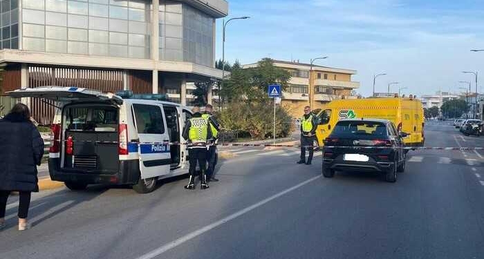 Una studentessa delle scuole superiori è finita in condizioni gravissime all'ospedale di Pescara per le lesioni riportate dopo essere stata investita da un'automobile, 3 dicembre 2024. L'incidente è avvenuto a Pescara, in via Falcone e Borsellino.
La ragazzina era appena uscita da scuola e stava attraversando la strada, quando è stata travolta da un'auto.
ANSA/ELEONORA SASSO