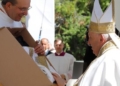 Bergoglio, in visita all'Aquila il 28 agosto 2022 in occasione della Perdonanza, riceve in dono una casula con i simboli della Croce di Collemaggio. La stessa casula è stata scelta da papa Leone XIV per celebrare la sua prima messa nella Cappella Sistina il 9 maggio 2025. ANSA/Arcidiocesi dell'Aquila +++ EDITORIAL USE ONLY; NPK+++