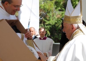 Bergoglio, in visita all'Aquila il 28 agosto 2022 in occasione della Perdonanza, riceve in dono una casula con i simboli della Croce di Collemaggio. La stessa casula è stata scelta da papa Leone XIV per celebrare la sua prima messa nella Cappella Sistina il 9 maggio 2025. ANSA/Arcidiocesi dell'Aquila +++ EDITORIAL USE ONLY; NPK+++