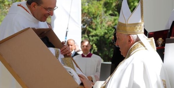 Bergoglio, in visita all'Aquila il 28 agosto 2022 in occasione della Perdonanza, riceve in dono una casula con i simboli della Croce di Collemaggio. La stessa casula è stata scelta da papa Leone XIV per celebrare la sua prima messa nella Cappella Sistina il 9 maggio 2025. ANSA/Arcidiocesi dell'Aquila +++ EDITORIAL USE ONLY; NPK+++