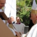 Bergoglio, in visita all'Aquila il 28 agosto 2022 in occasione della Perdonanza, riceve in dono una casula con i simboli della Croce di Collemaggio. La stessa casula è stata scelta da papa Leone XIV per celebrare la sua prima messa nella Cappella Sistina il 9 maggio 2025. ANSA/Arcidiocesi dell'Aquila +++ EDITORIAL USE ONLY; NPK+++
