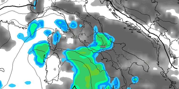 La situazione della nuvolosità, correnti e dei fenomeni previsti da GFS alle ore 02:00 di Mercoledì 15 Ottobre. Saranno possibili dei rovesci moderati su tutta l'area marsicana