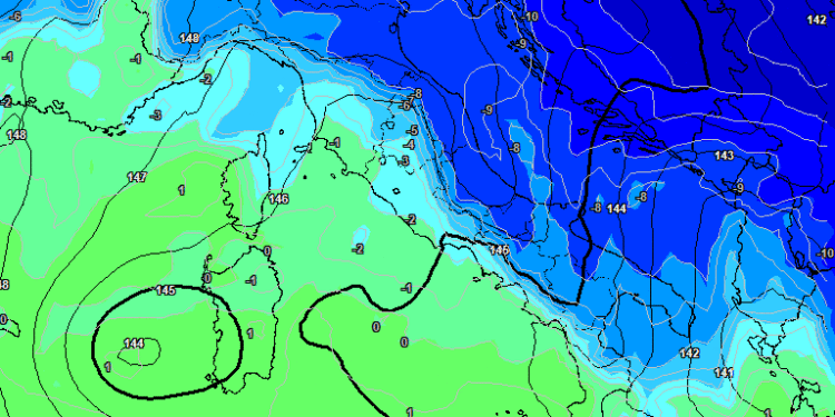 In figura la situazione vista da GFS per le ore centrali della giornata di Mercoledì 31 Dicembre. Freddo e cielo variabile con scarse occasioni per dei fenomeni