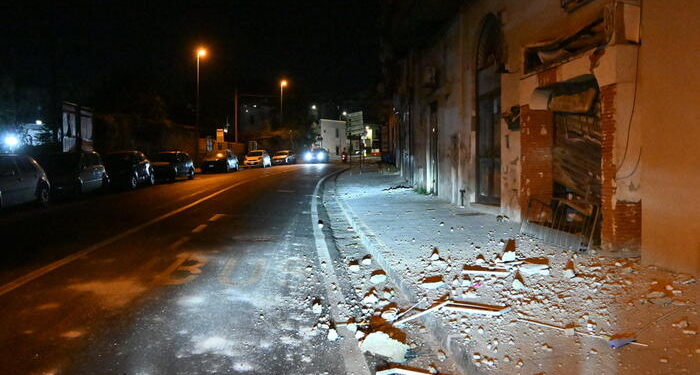 Crolli e danni causati dalla scossa di terremoto magnitudo 4.7, registrata in serata con epicentro i Campi Flegrei. Pozzuoli, Napoli, 31 luglio 2026. ANSA/Felice De Martino - - - - - - - - - - - - - - - - - - - - - - - - - - - - - - - - - - - - - - - Collapses and damage caused by the 4.7-magnitude earthquake, recorded this evening with its epicenter in the Phlegraean Fields. Pozzuoli, Naples, 31 July 2026. ANSA/Felice De Martino