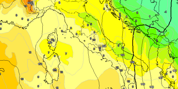 La situazione ad 850 hpa vista dal modello americano GFS per le ore centrali della giornata di Martedì 27 Ottobre. Sulla Marsica, temperature oltre le medie del periodo in essere
